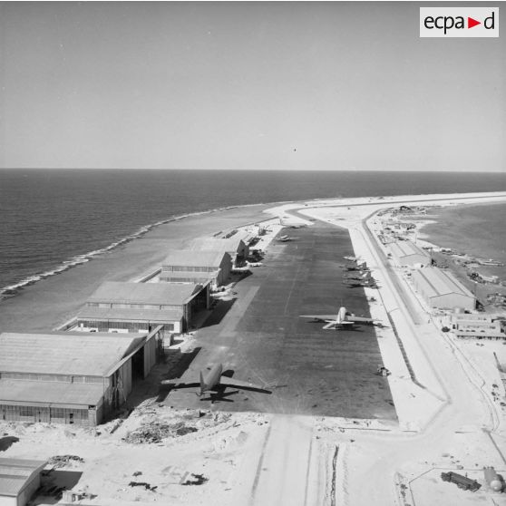 Vue panoramique du parking et de la piste de l'aéroport d'Hao.