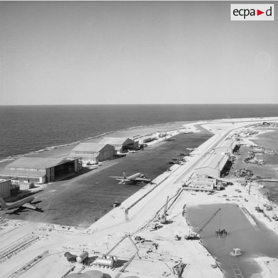 Vue panoramique du parking et de la piste de l'aéroport d'Hao.