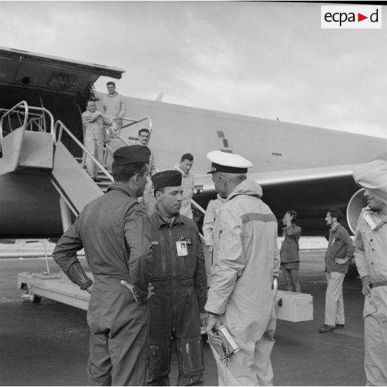 Arrivée d'un avion C-135F à Hao. Accueil de l'équipage par le général de corps aérien Philippe Maurin, commandant en chef des forces aériennes stratégiques (FAS), le commandant André Dubroca, pilote du Mirage IVP 9 et son copilote le capitaine Caubert.