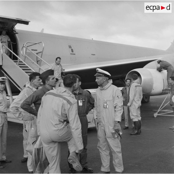 Arrivée d'un avion C-135F à Hao. Accueil de l'équipage par le général de corps aérien Philippe Maurin, commandant en chef des forces aériennes stratégiques (FAS), le commandant André Dubroca, pilote du Mirage IVP 9 et son copilote le capitaine Caubert.