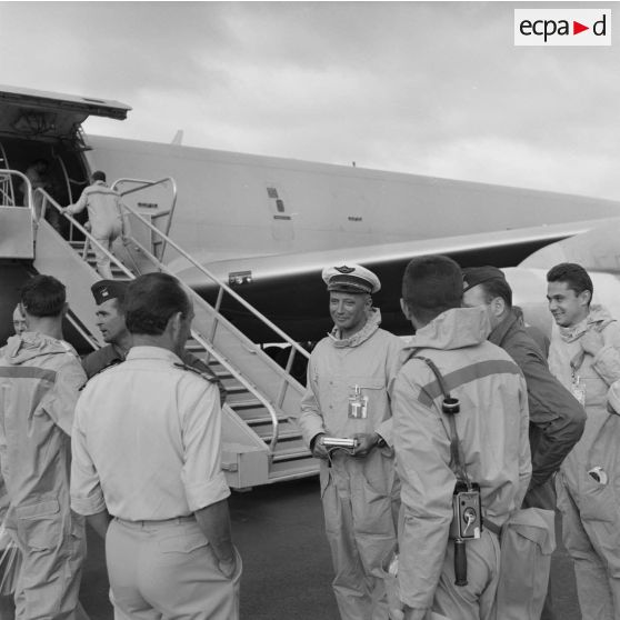 Arrivée d'un avion C-135F à Hao. Accueil de l'équipage par le général de corps aérien Philippe Maurin, commandant en chef des forces aériennes stratégiques (FAS), le commandant André Dubroca, pilote du Mirage IVP 9 et son copilote le capitaine Caubert, ainsi que le colonel Dugit-Gros commandant la base avancée de Hao.