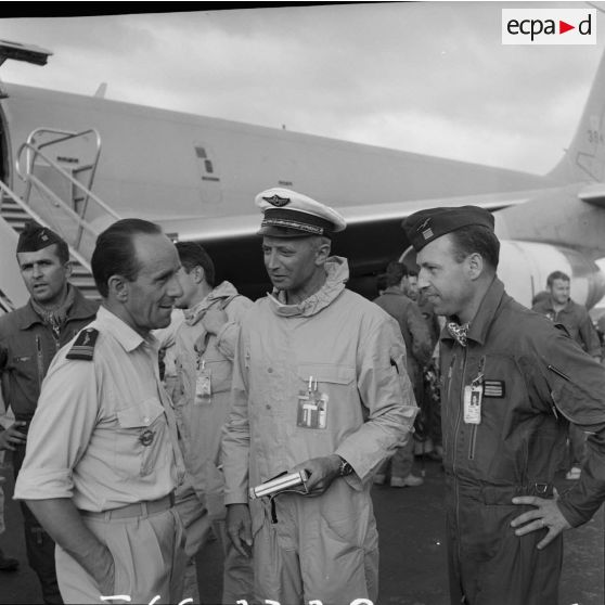 Arrivée d'un avion C-135F à Hao. Accueil de l'équipage par le général de corps aérien Philippe Maurin, commandant en chef des forces aériennes stratégiques (FAS), le commandant André Dubroca, pilote du Mirage IVP 9, le colonel Dugit-Gros commandant la base avancée de Hao, et le copilote capitaine Caubert .