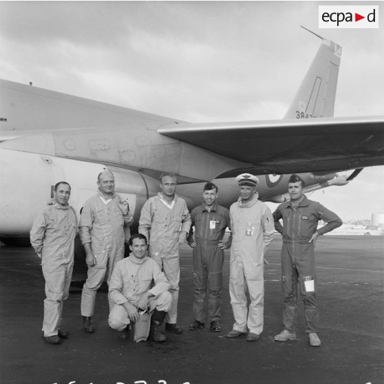 Au pied de l’avion C-135F à Hao, groupe : capitaine Willems, copilote, capitaine Sauvadet, navigateur ERV 4-91, Jacques Bauzou, mécanicien navigant, commandant Bellanger, pilote commandant, commandant André Dubroca, pilote du Mirage IV-P, général de corps aérien Philippe Maurin, commandant en chef des forces aériennes stratégiques (FAS) et capitaine Caubert, navigateur du Mirage IV-P (de gauche à droite).