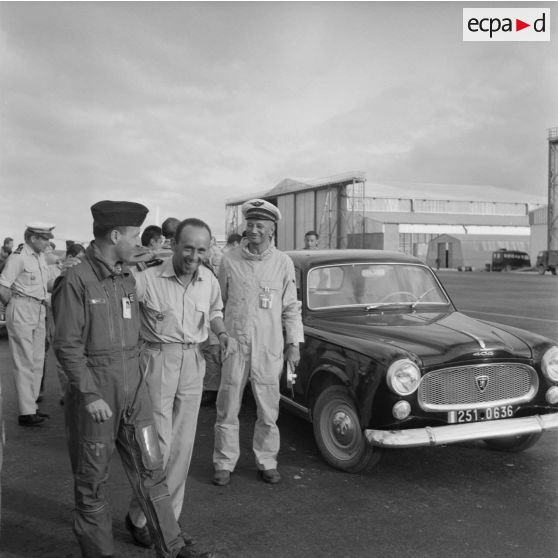 A l'aéroport d'Hao, le général de corps aérien Philippe Maurin, commandant en chef des forces aériennes stratégiques (FAS), le commandant André Dubroca, pilote du Mirage IVP 9 aux côtés du colonel Dugit-Gros commandant la base avancée de Hao.