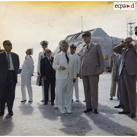 Le général Charles De Gaulle, président de la République, visite le site du poste d'enregistrement avancé (PEA) Denise, en compagnie de Jean Viard, directeur des essais.