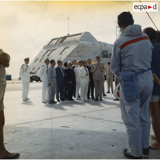 Le général Charles De Gaulle, président de la République, visite le site du poste d'enregistrement avancé (PEA) Denise, en compagnie de Jean Viard, directeur des essais. En hauteur, les câbles d'arrimage du ballon du prochain tir Bételgeuse.