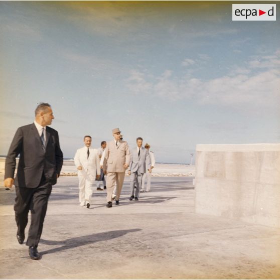 Le général Charles De Gaulle, président de la République, visite le site du poste d'enregistrement avancé (PEA) Denise, en compagnie de Jean Viard, directeur des essais.