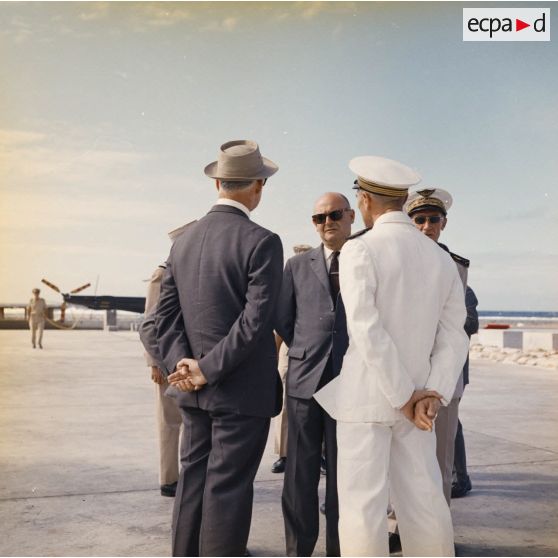 Pierre Messmer, ministre des Armées, un capitaine de vaisseau, Robert Hirsch, administrateur général du Commissariat à l’énergie atomique (CEA) et le général de corps aérien Jean Thiry, directeur des centres d'expérimentations nucléaires (DIRCEN) lors de la visite du site de Moruroa.