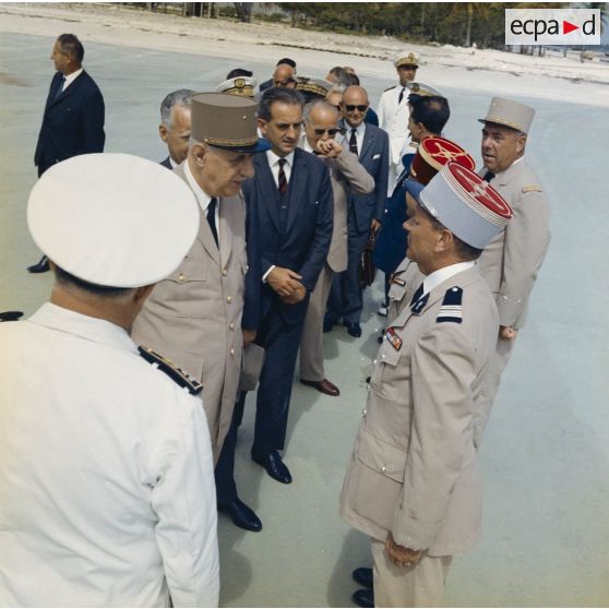 Le général Charles De Gaulle, président de la République, se fait présenter par le vice-amiral Jean Lorain, commandement du groupe opérationnel des expérimentations nucléaires (GOEN), les officiers supérieurs du site.