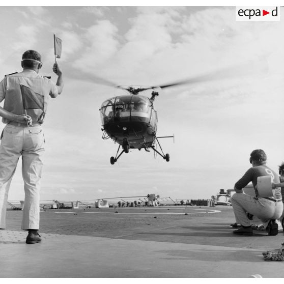 Arrivée du général Charles De Gaulle, président de la République, en hélicoptère Alouette III à bord du croiseur de commandement De Grasse.