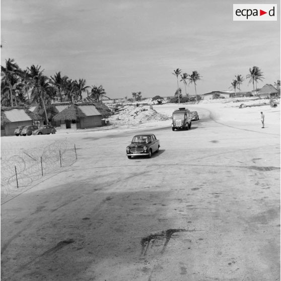 Arrivée de la voiture officielle Peugeot 403 du général Charles De Gaulle, président de la République, et du convoi sur le site du poste d'enregistrement avancé (PEA) Denise.