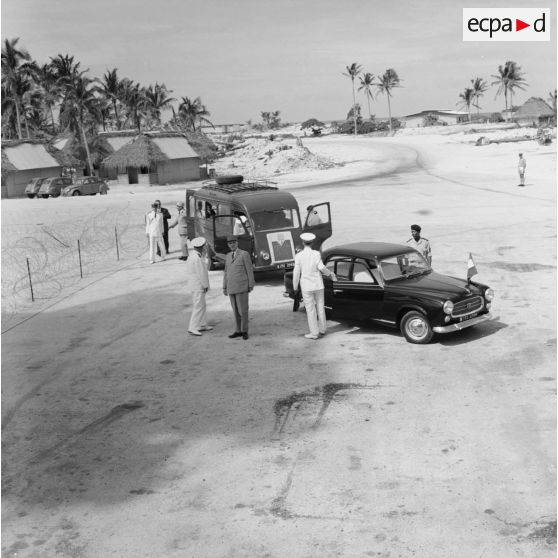 Sortie de la voiture officielle Peugeot 403 du général Charles De Gaulle, président de la République, sur le site du poste d'enregistrement avancé (PEA) Denise.