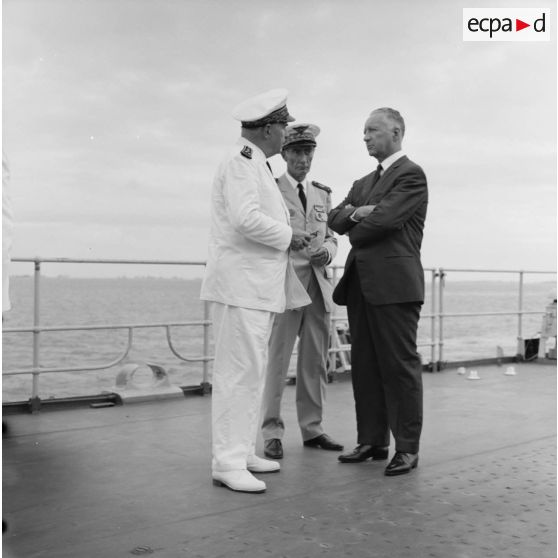 Pierre Messmer, ministre des Armées, le vice-amiral Jean Lorain, commandant du groupe opérationnel des expérimentations nucléaires (GOEN), et le général de corps aérien Jean Thiry, directeur des centres d'expérimentations nucléaires (DIRCEN), à bord du croiseur De Grasse.