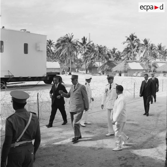 Visite par le général Charles De Gaulle, président de la République accompagné par Jean Viard, directeur des essais, et le vice-amiral d’escadre Jean Lorain, commandant du groupe opérationnel des expérimentations nucléaires (GOEN), sur le site du poste d'enregistrement avancé (PEA) Denise.