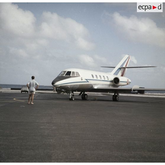 Avion de transport Mystère 20 du groupe de liaisons aériennes ministérielles (GLAM) sur le terrain d'aviation du Centre d'Expérimentation du Pacifique (CEP) à Fangataufa.