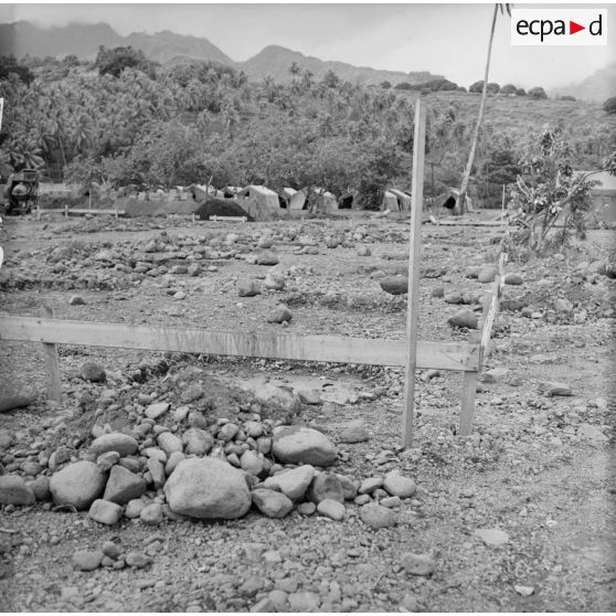 Terrassement. Mise en place des infrastructures. Camp de tentes. Peut-être la construction du camp d'Arue, vers 1963-1964.