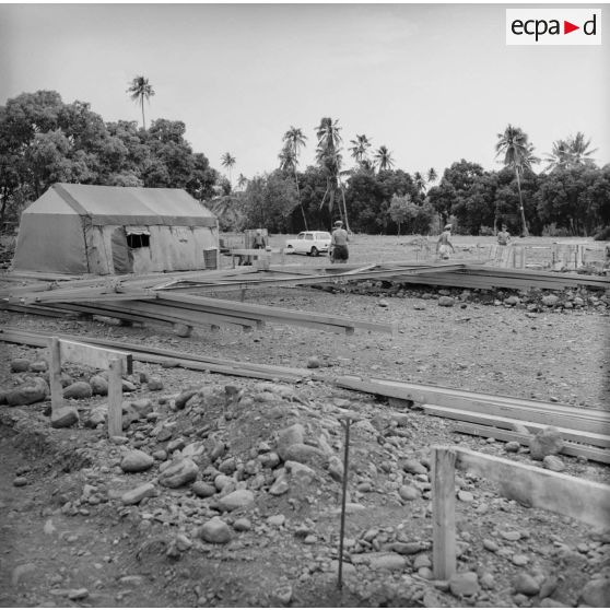 Construction et maçonnerie, bétonnage. Mise en place des infrastructures. Tente. Militaires du 5e régiment mixte du Pacifique (5e RMP). Peut-être la construction du camp d'Arue, vers 1963-1964.