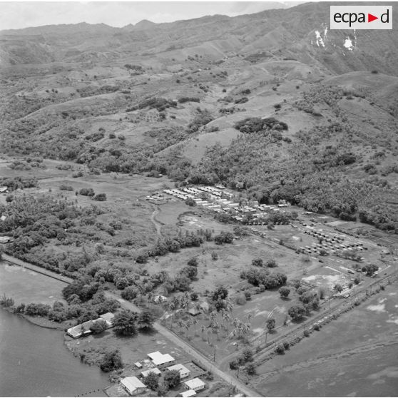 Vue aérienne du camp militaire d'Arue (Tahiti), vers 1963-1964.