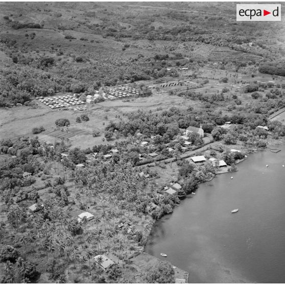 Vue aérienne du camp militaire d'Arue (Tahiti), vers 1963-1964.