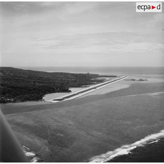 Vue aérienne de l'aéroport de Faa'a (Tahiti) en 1964.