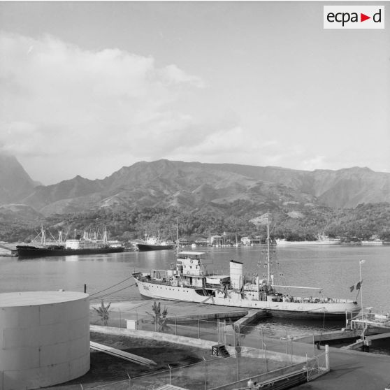 Bâtiment de transport Giboulée (A741) à quai à Papeete (Tahiti), 1964.