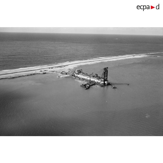 Vue aérienne de la drague suceuse New-Jersey dans le port de Papeete, 1964.