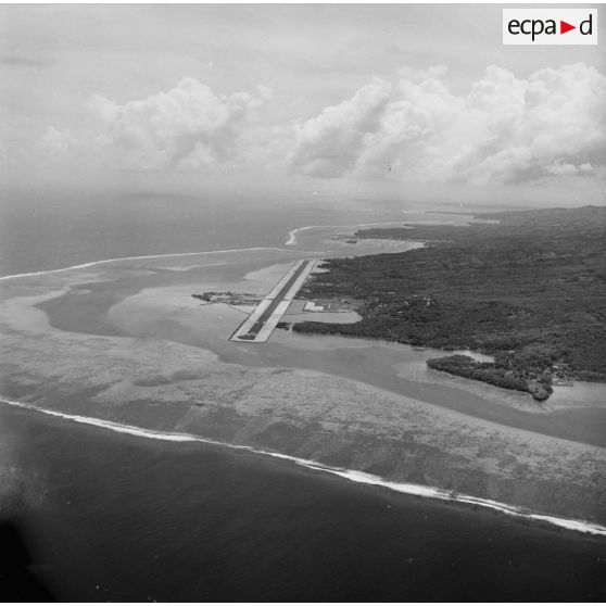 Vue aérienne de l'aéroport de Faa'a (Tahiti) en 1964. Papeete est en arrière-plan.