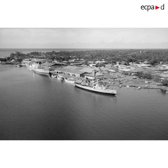 Vue aérienne du brise-glace américain USS Staten Island (AGB-5) à quai dans le port de Papeete, octobre 1964 ou mars 1965.