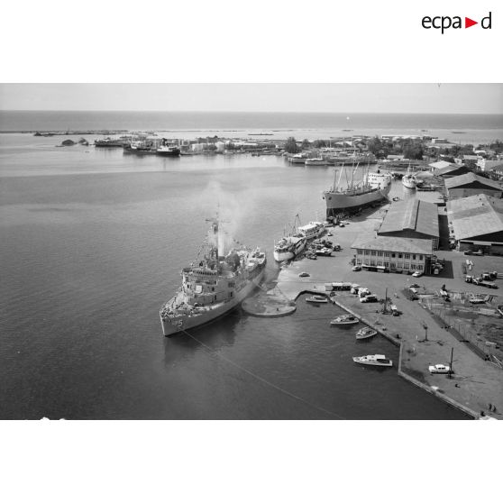 Vue aérienne du brise-glace américain USS Staten Island (AGB-5) à quai dans le port de Papeete, octobre 1964 ou mars 1965.