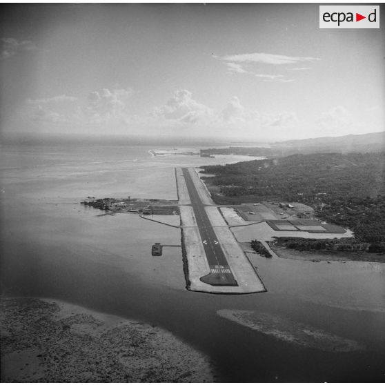 Vue aérienne de la piste d'atterrissage et de l'aéroport de Faa'a [photo du groupe aérien mixte (GAM) 82].