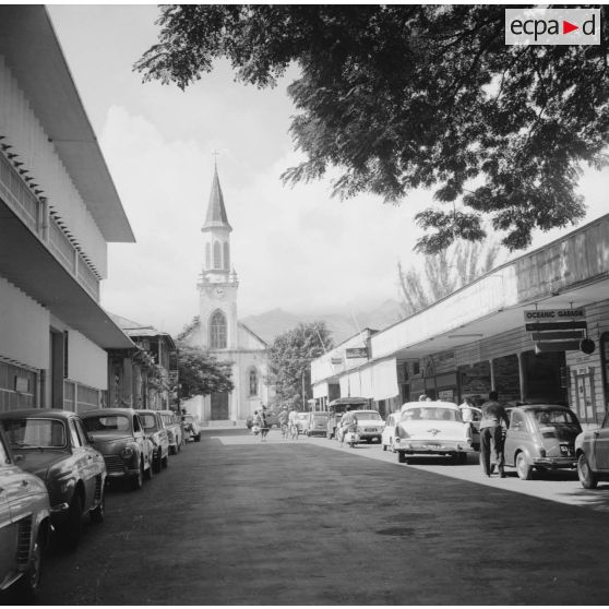 Vue sur la cathédrale Notre-Dame de Papeete prise de la rue Jeanne d'Arc.