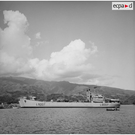 Le bâtiment de débarquement de chars (BDC) Trieux (L9007) à quai à Papeete en 1964.