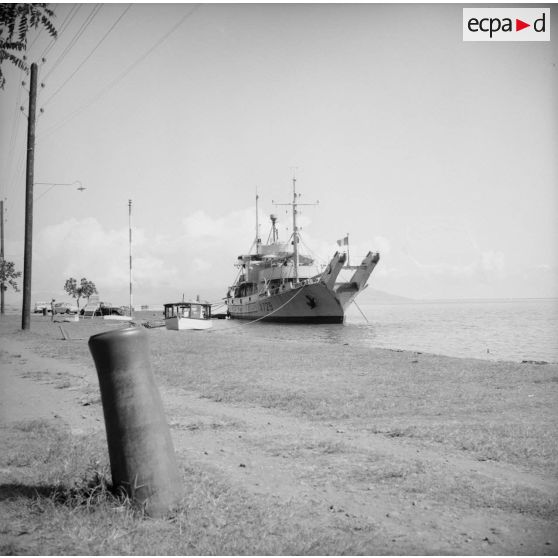 La gabare de mer Tarentule (A729) à quai à Papeete en 1964.