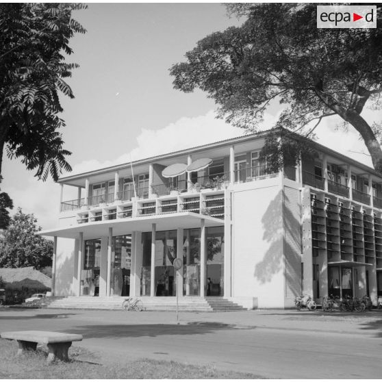 Le nouveau bureau des Postes de Papeete en 1964.