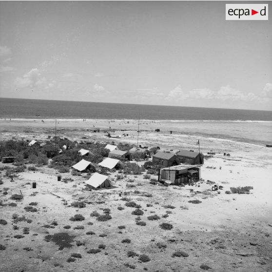 Vue aérienne d'un camp de tentes sur un motu à Moruroa.