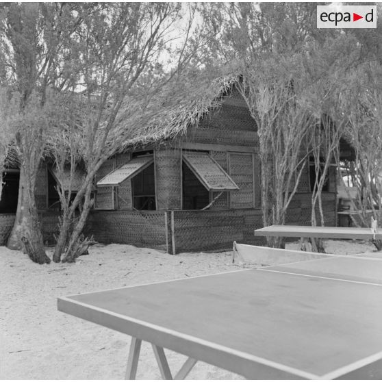 Infrastructures de la zone de vie. Peut-être sur l'atoll d'Hao. Table de ping pong à côté du Tahiti bar.