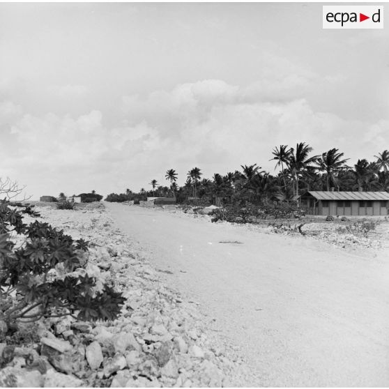 Infrastructures de la zone de vie. Peut-être sur l'atoll d'Hao. Baraquements et zone de stockage.