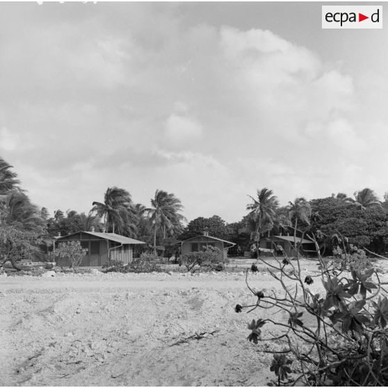 Infrastructures de la zone de vie. Peut-être sur l'atoll d'Hao. Baraques.