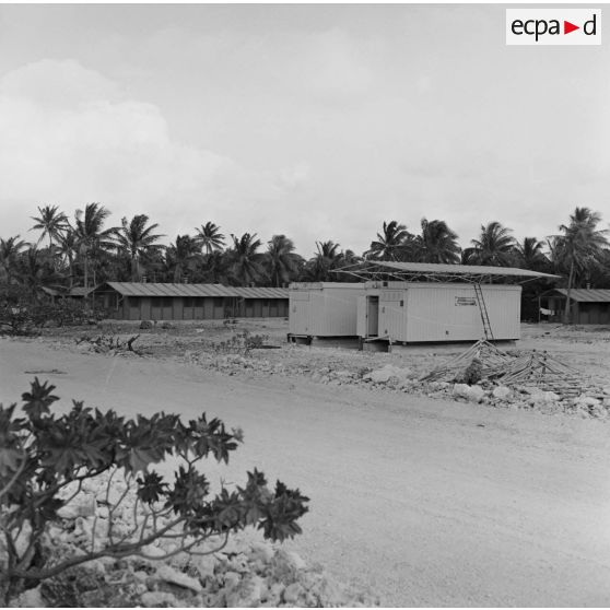 Préfabriqués/shelter sous abri. [cf également photos C-3, C-4, C-5, C-6 et H-20]. Atoll d'Hao.