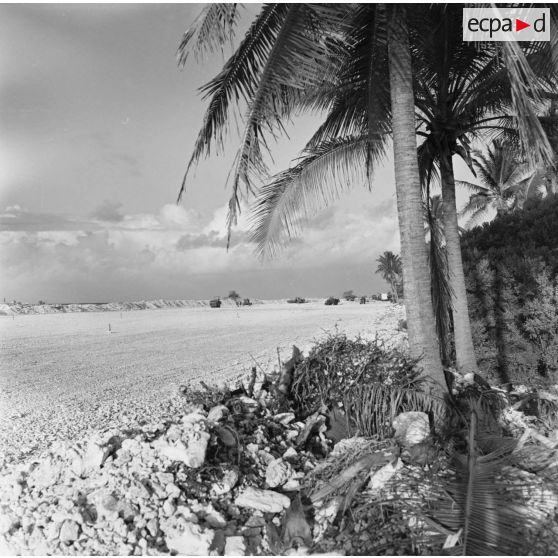 Construction de piste d'atterrissage. Engins du génie. Peut-être sur l'atoll d'Hao.