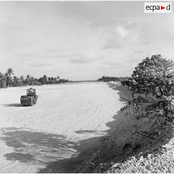 Construction de piste d'atterrissage. Engin du génie Richier. Peut-être sur l'atoll d'Hao.