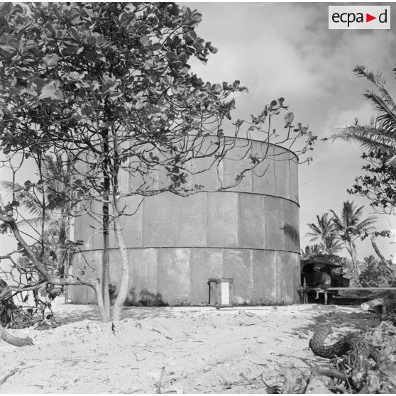 Silo. Peut-être sur l'atoll de Moruroa.