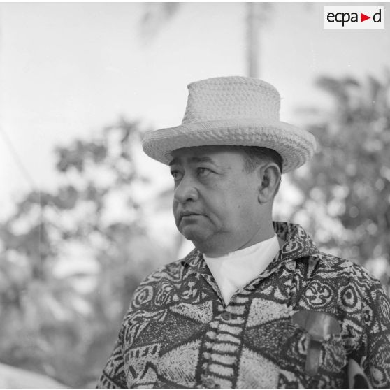 Portrait d'un homme politique polynésien en visite à Moruroa sur le site du centre d'expérimentation du Pacifique (CEP) en construction, vers fin février-fin avril 1964.