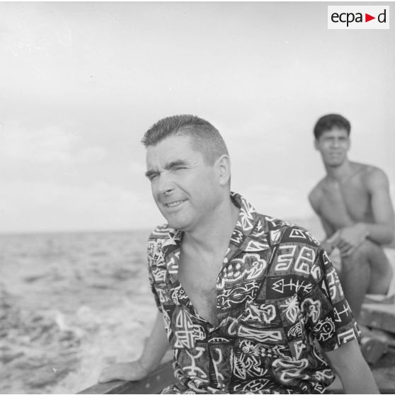 Portrait d'un homme politique polynésien à bord d'une embarcation en visite à Moruroa sur le site du centre d'expérimentation du Pacifique (CEP) en construction, vers fin février-fin avril 1964.