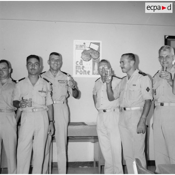 Les officiers de la Légion étrangère portent un toast lors de la fête de Camerone, avril 1964. Le colonel qui lève son verre est peut-être le colonel Jean Nouguès, chef de corps du 5e régiment mixte du Pacifique (5e RMP).