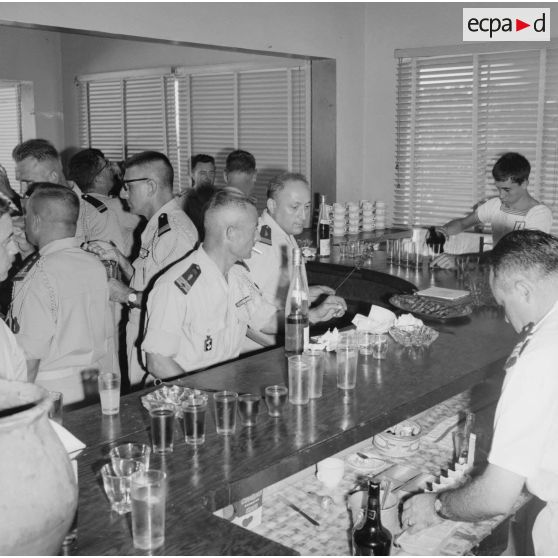 Les officiers de la Légion étrangère au bar lors de la fête de Camerone, 30 avril 1964.