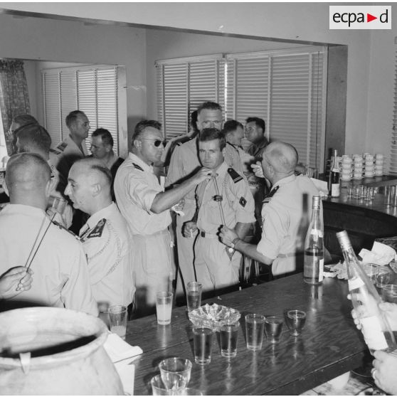 Officiers de la Légion étrangère au bar lors de la fête de Camerone, 30 avril 1964.