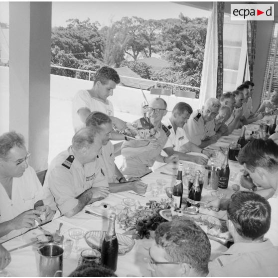 Service à table des plats aux officiers et aux invités par des matelots lors de la fête de Camerone, 30 avril 1964. Peut-être le colonel Jean Nouguès, chef de corps du 5e régiment mixte du Pacifique (5e RMP).