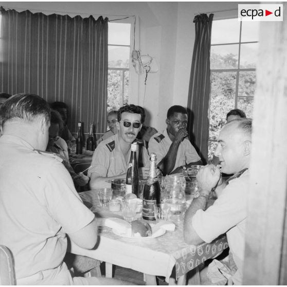 Sous-officiers à table lors de la fête de Camerone, 30 avril 1964.