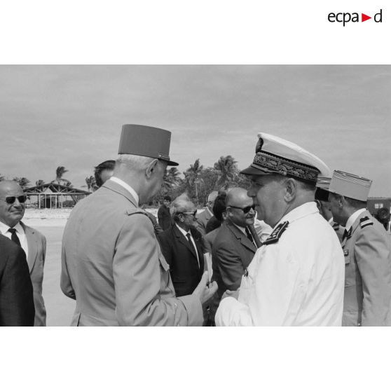 Le général Charles De Gaulle, président de la République, et le vice-amiral Jean Lorain, commandement du groupe opérationnel des expérimentations nucléaires (GOEN), de Moruroa.